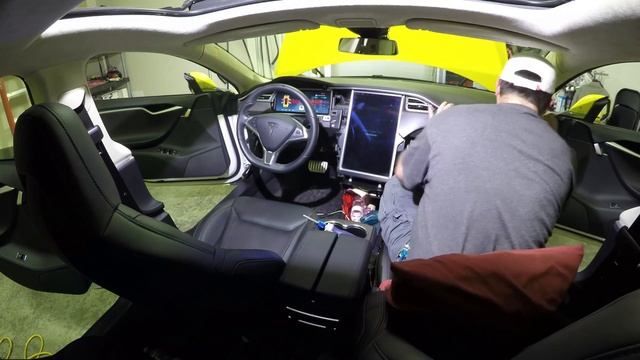 Tesla Model S - Touch Screen (MCU / CID) Removal and Replacement (4K Time Lapse) смотреть онлайн