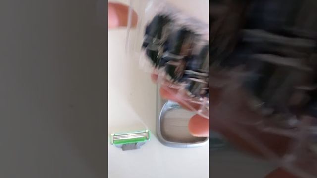 GB Three Blade ( MACH3 Razor Blades ) fitting on Gillette mach 3 side to side comparison - GearBest смотреть онлайн
