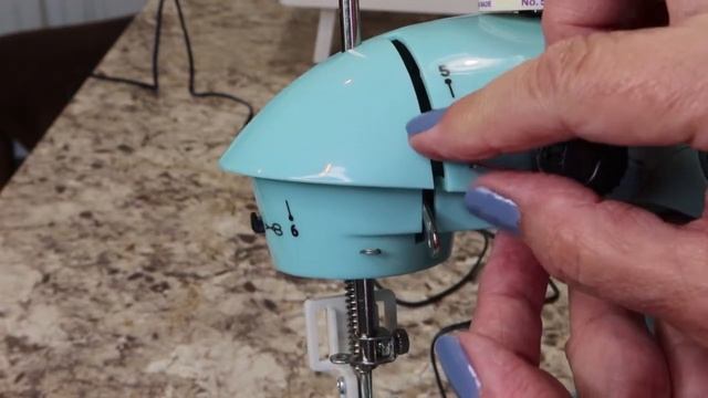 Using your Mini Sewing machine смотреть онлайн