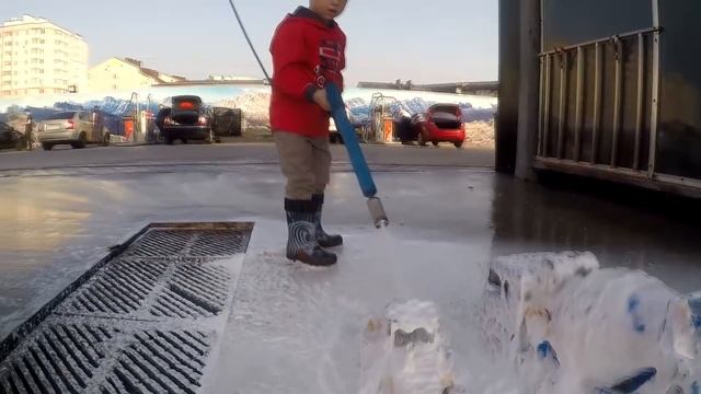 Машинки в воду Игрушки на автомойке #Брудер Бетономешалка Экскаватор. Bruder Toys car wash for kids смотреть онлайн