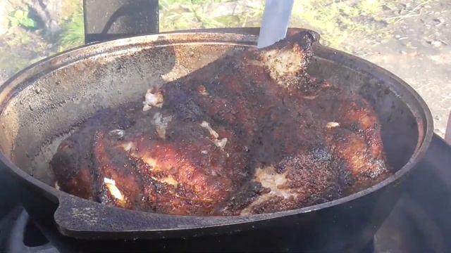 Шашлык на мече и кусок свинины томлёный в сливочном масле,в казане на кастре.Вкуснятинка. смотреть онлайн