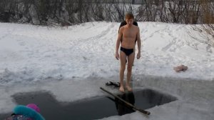 Зима в Красноярске: купание в проруби на крещение всей семьей!