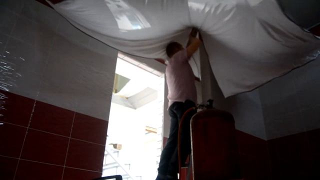 Натяжной потолок в ванной комнате. Легко и просто! смотреть онлайн