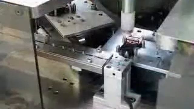 Этапы сборки немецкого кварцевого часового механизма на автоматической линии смотреть онлайн