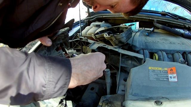 Замена лампы ближнего света Форд Фокус смотреть онлайн