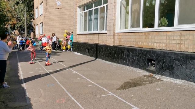 Перегони на самокатах до вподоби усiм малятам! смотреть онлайн