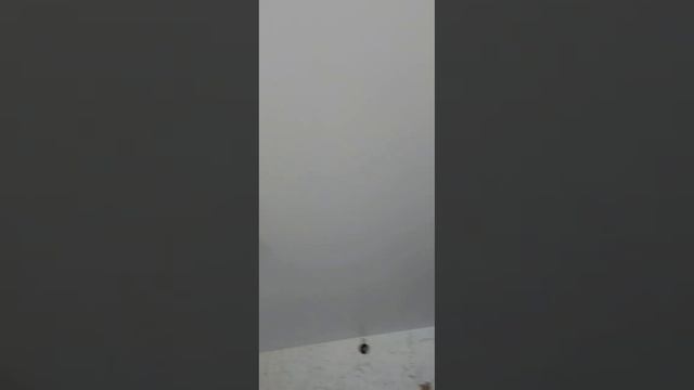 натяжной потолок в спальне | сатин белый , люстра, гардина. смотреть онлайн