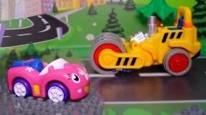Мультфильм про машинки - Легковая машинка помогает строить дорогу..mp4