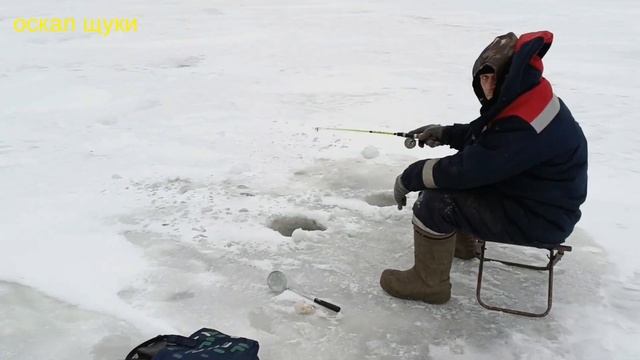 Рыбалка по первому льду на щуку раттлином смотреть онлайн
