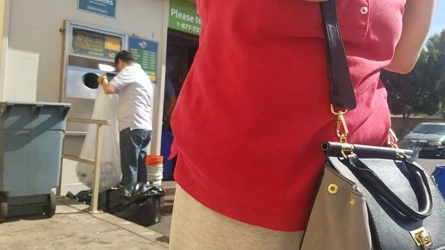 Recycling employee goes crazy on customers смотреть онлайн