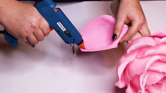 Подарок своими руками / Большая роза с конфетами из гофрированной бумаги / DIY Rose Tutorial смотреть онлайн