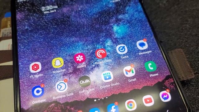 Samsung Galaxy Fold 4 - SCREEN CREASE BLACK SPLOTCH смотреть онлайн