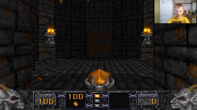 Марк играет в HERETIC. Проходит первый уровень.