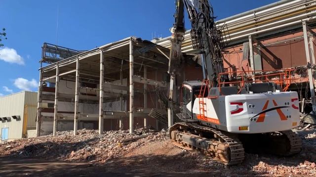 Demolición nave industrial con Volvo EC750 EL смотреть онлайн