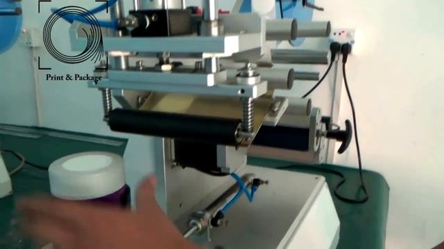 Нанесение этикетки на крышку банки на полуавтоматической этикеровочной машине для плоских поверхнос смотреть онлайн