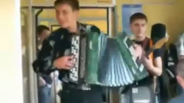 Хлопцы играют в электричке смотреть онлайн