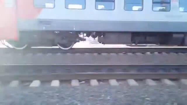 С приветом.Электропоезд ЭП3Д-0034 сообщением Мыс Астафьева-Владивосток следует через разъезд 13 км смотреть онлайн