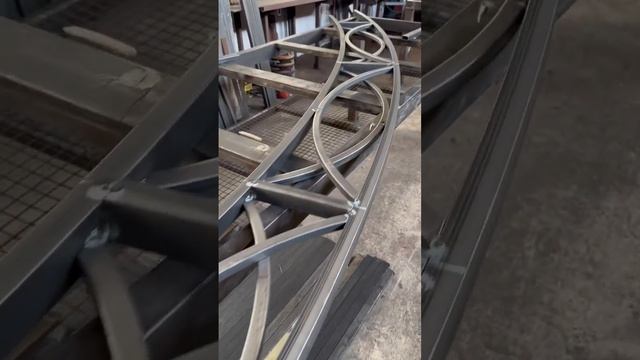 Приступили к сборке очередного комплекта навеса из поликарбоната с необычными стропильными фермами смотреть онлайн