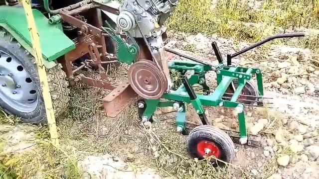 Самодельный минитрактор, подцепил копалку пробный выезд (осень 2021) смотреть онлайн