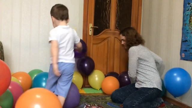 Дети играют с шариками kids play with Balloons смотреть онлайн