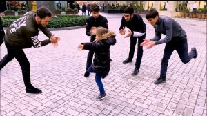 Ребёнок показал как надо танцевать лезгинку