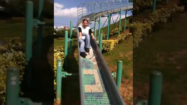 Heathers Landing off the Roller Slide смотреть онлайн