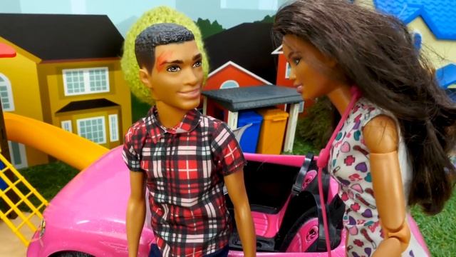 Видео про куклы. Игры в дочки матери. Куклы Барби и Штеффи на улице - авария! Игры в больницу смотреть онлайн