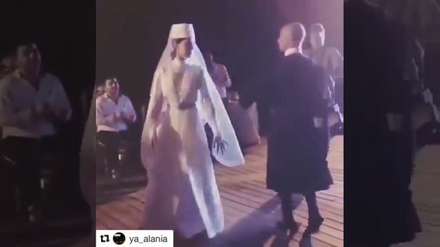 Майами-Осетинка и колумбиец на своей свадьбе танцуют осетинский танец Хонга смотреть онлайн