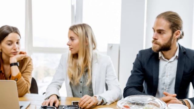 Коллеги задевали новенькую, а позже на корпоративе шеф представил свою жену… смотреть онлайн