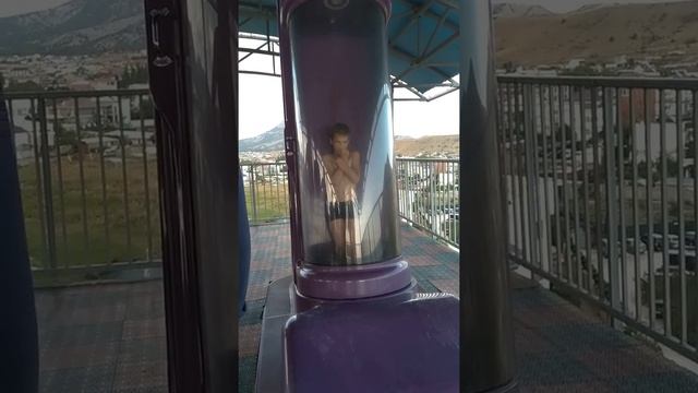 Прыгаю с самой страшной горки в аквапарке!!! Это КАПСУЛА!!! смотреть онлайн