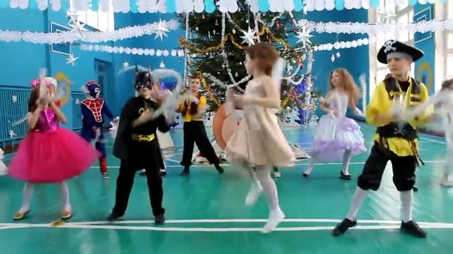 Новогодний танец. 2 -Б кл смотреть онлайн