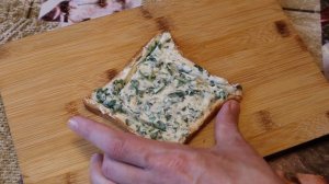 Гренки с чесноком из тостового хлеба с сыром. Чесночный хлеб.