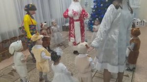 Новый год ясли. Дети 2 года на празднике. Как проходит Новый год в садике. Малыши и Новый год.