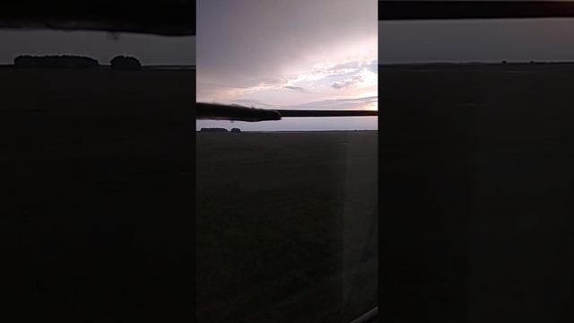 Закат из окна поезда под стук колес.