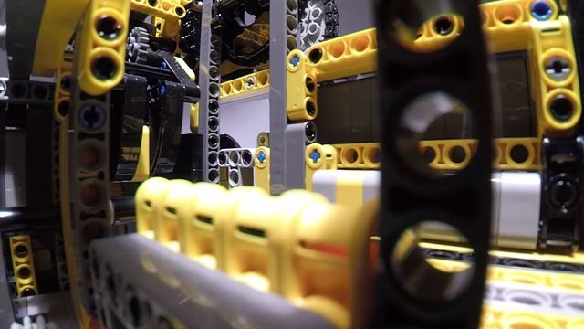 LEGO technic - RED CUBE FACTORY gopro trip trough factory!! 13x motors, 4x SBrick смотреть онлайн