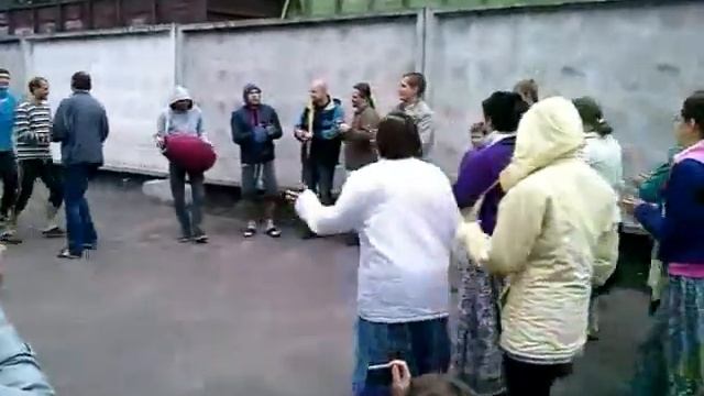 Кришнаиты на пероне - поезд Адлер - Нижний Новгород смотреть онлайн
