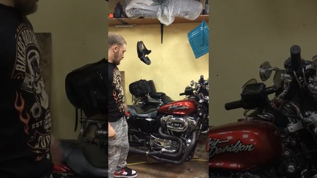 Проверка уровня масла на Harley-Davidson Sportster смотреть онлайн