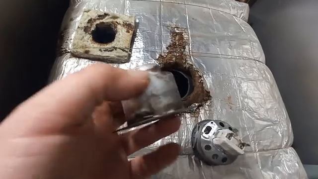 Снимаем верхний тэн духовки и разбираем плиту, чтобы добраться до светильника. смотреть онлайн