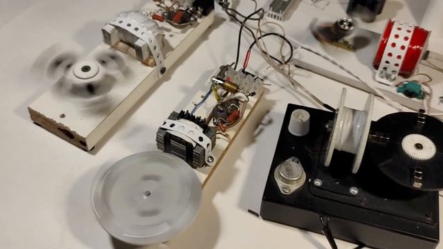 4 Генератора Бедини работают от 1 маленького генератора на герконе. смотреть онлайн