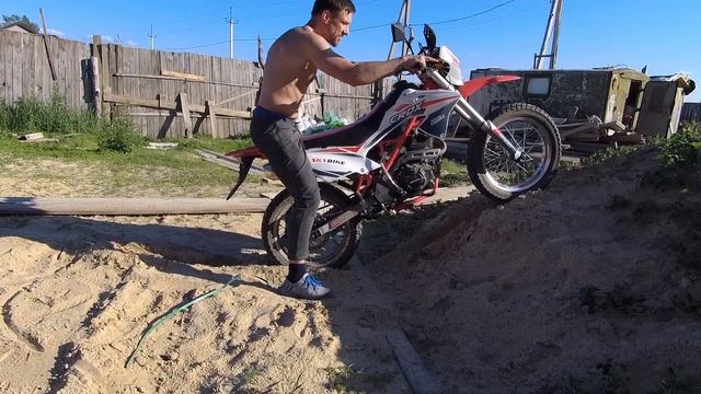 Учимся кататься на велосипеде и мотоцикле. На заднем и держим баланс. Баланс залог успеха смотреть онлайн