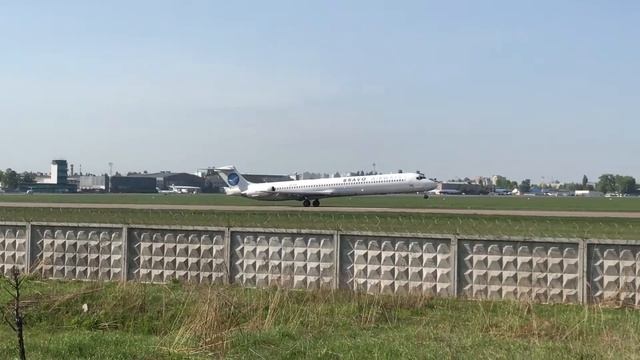 Посадка MD -83 UR-CPR Bravo Airways, аэропорт Киев Жуляны . Рейс Шарм-еш-Шейх - Киев . смотреть онлайн