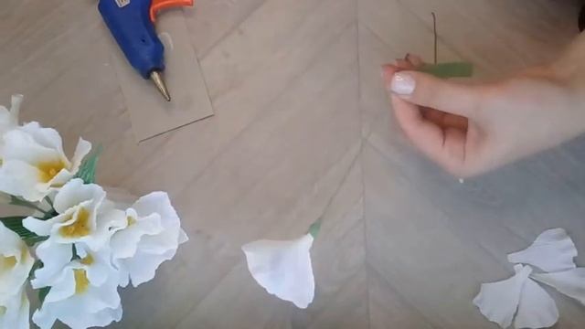 НЕЖНО и МИЛО. Белые цветы из гофрированной бумаги / Так ПРОСТО и так КРАСИВО / DIY Yuli at home смотреть онлайн