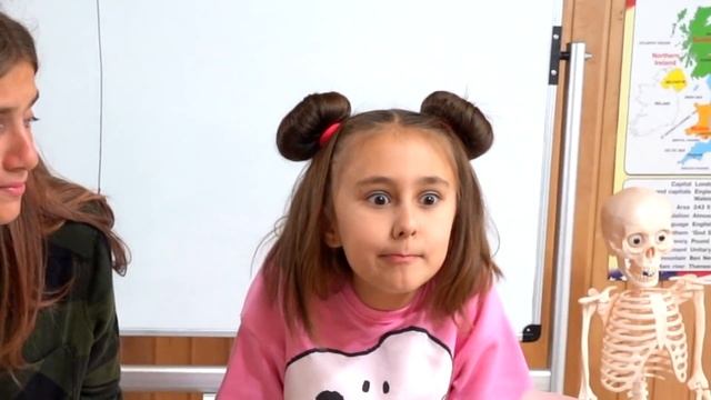 ДВА СВИДАНИЯ в ШКОЛЕ ! Кого выберет ЕВА ?! смотреть онлайн