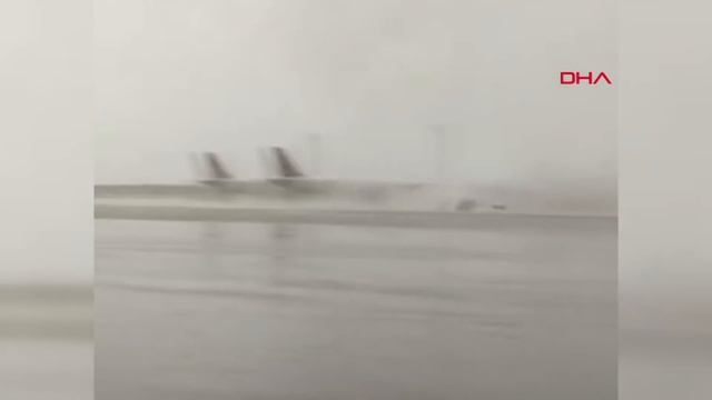 Antalya Havalimanı'nı hortum vurdu, otobüs böyle devrildi, uçaklar sürüklendi смотреть онлайн