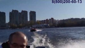 Лодка Reef 450 Тритон с фальшбортом на воде под мотором