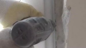 Отделка оконных откосов пластиком.