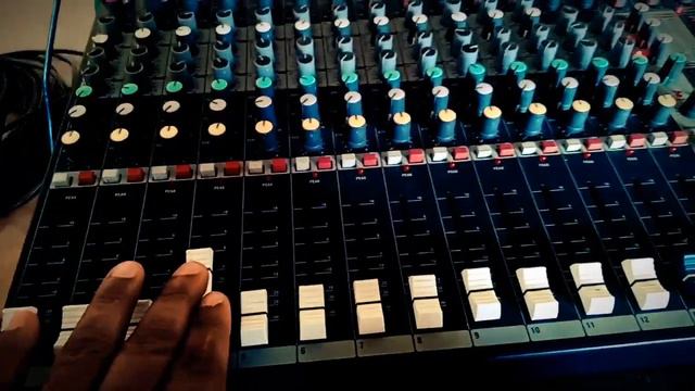 Soundcraft EFX 12 Mixture setup with speaker смотреть онлайн