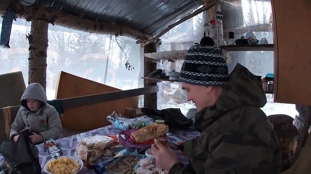 Отдых на Оби. Зимний отдых на реке. Зимовье в лесу. Строительство лесной избушки. Красоты Сибири смотреть онлайн