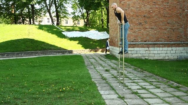 Невероятное падение с лестницы. Amazing trick on the stairs. Ladder act. смотреть онлайн