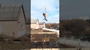 автокран bumar famaba 18t заливка бетона, бадья в воздухе под миксером.